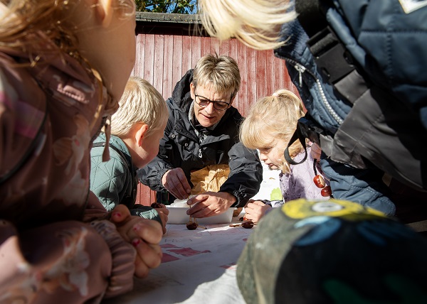 pædagog viser børnene katsnajer