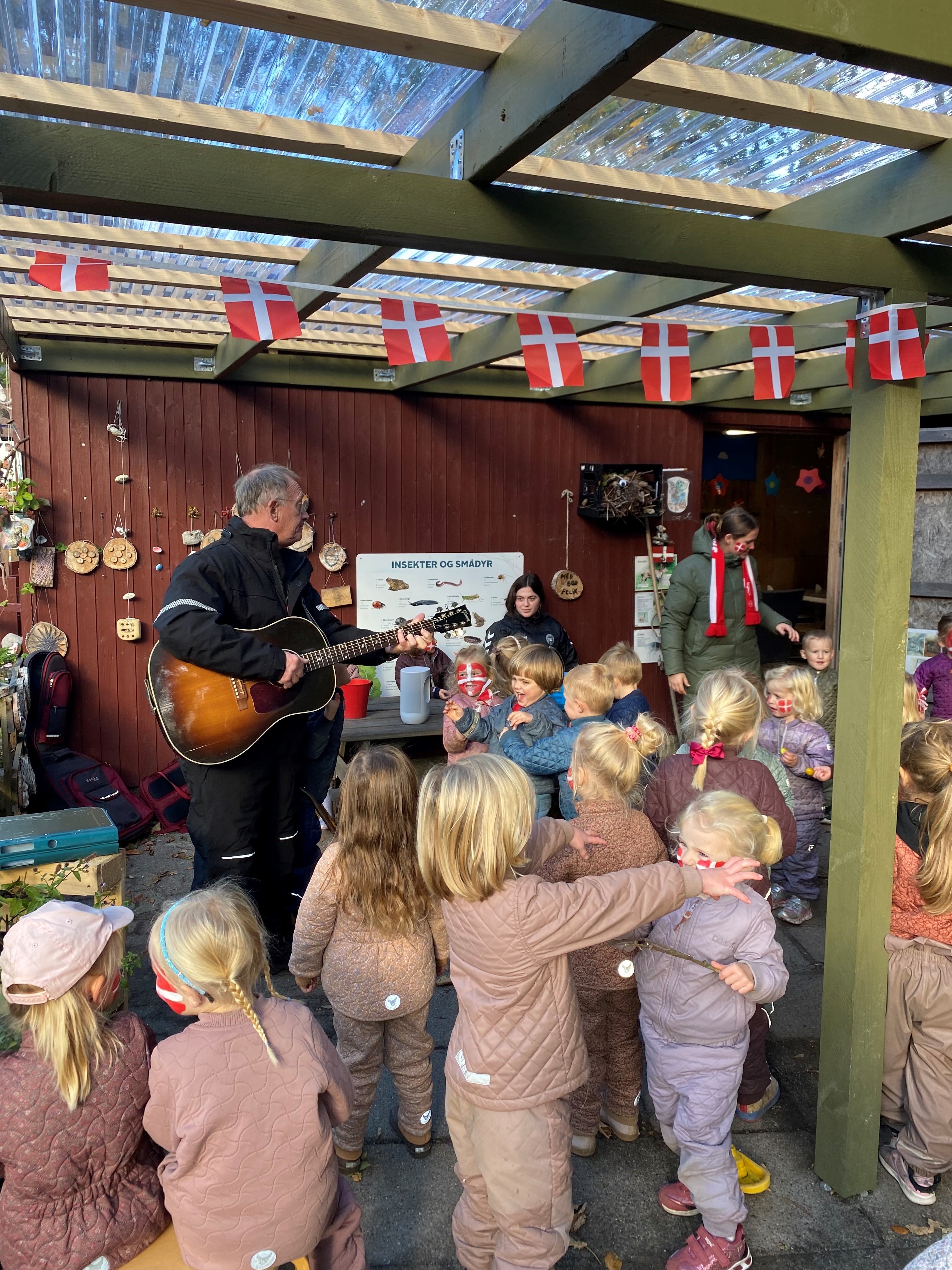 Musik Jørgen spiller guitar