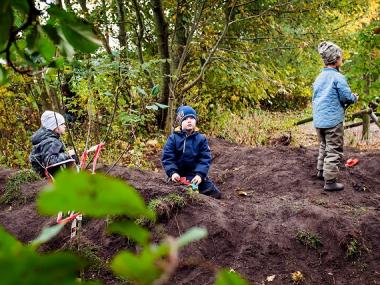 Drenge i jord-leg